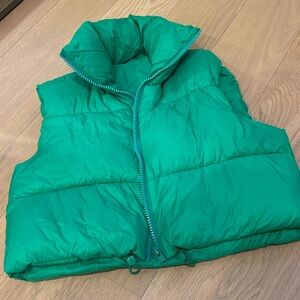 Green crop puffer vest super cute St. Patrick’s Day! Small